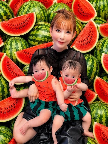 中川翔子「双子は8割くらいスイカでできてるかも」スイカ柄ロンパースが"似合いすぎる"理由
