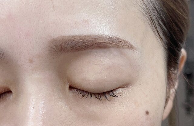 眉マスカラの重ねすぎ