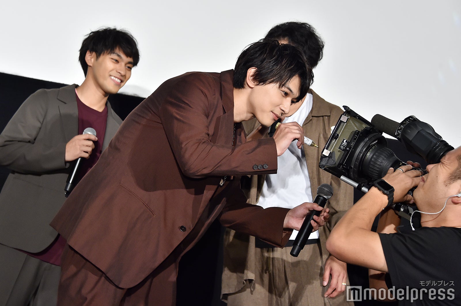 サインを入れる吉沢亮 （C）モデルプレス