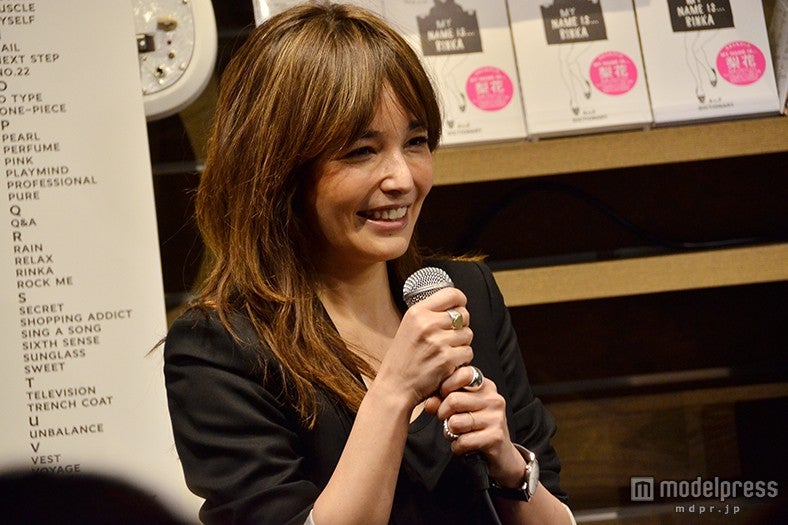 ファン50人を前にトークショーを行っている梨花