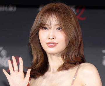 脱げそう！？ TWICE・MOMOのドレス→細い肩ヒモはずれ冷や冷や「気になって仕方ない」「注意しなくていいの？」「デザイン？」