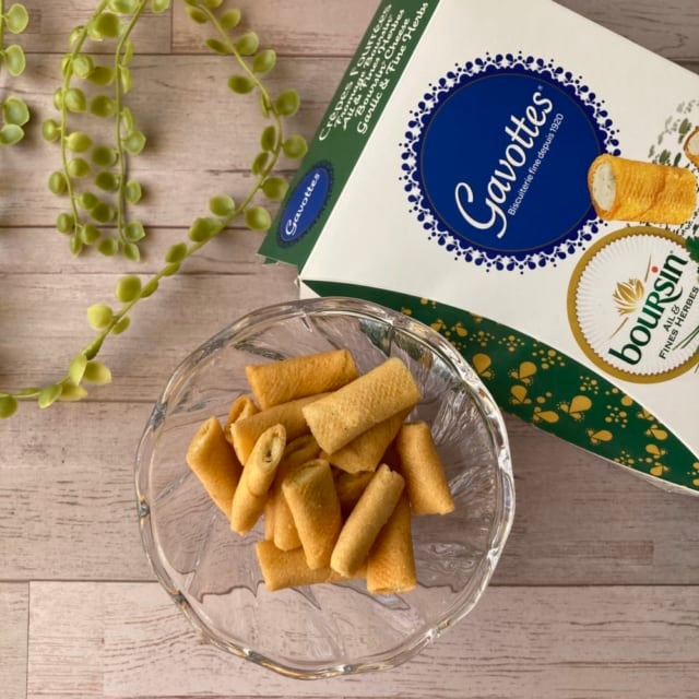 器に盛ったカルディのガヴォットミニクレープブルサンクリーム