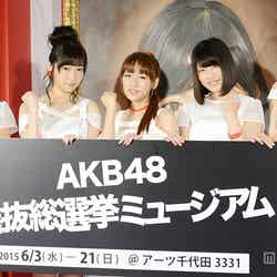「AKB48 選抜総選挙ミュージアム」オープニングセレモニーの模様／左から：宮脇咲良、指原莉乃、高橋みなみ、横山由依、柏木由紀