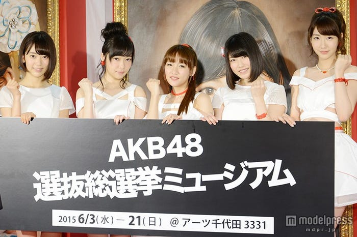 (左から)宮脇咲良、指原莉乃、高橋みなみ、横山由依、柏木由紀