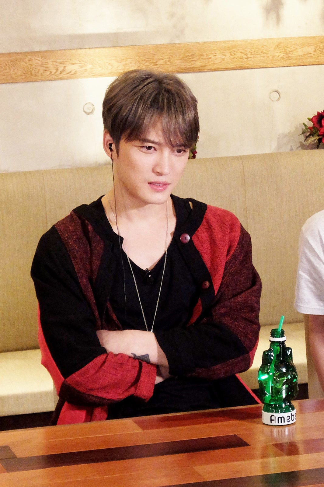 釘付けになるジェジュン。（提供写真）