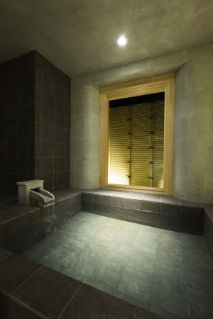 半露天風呂／画像提供：The COURT