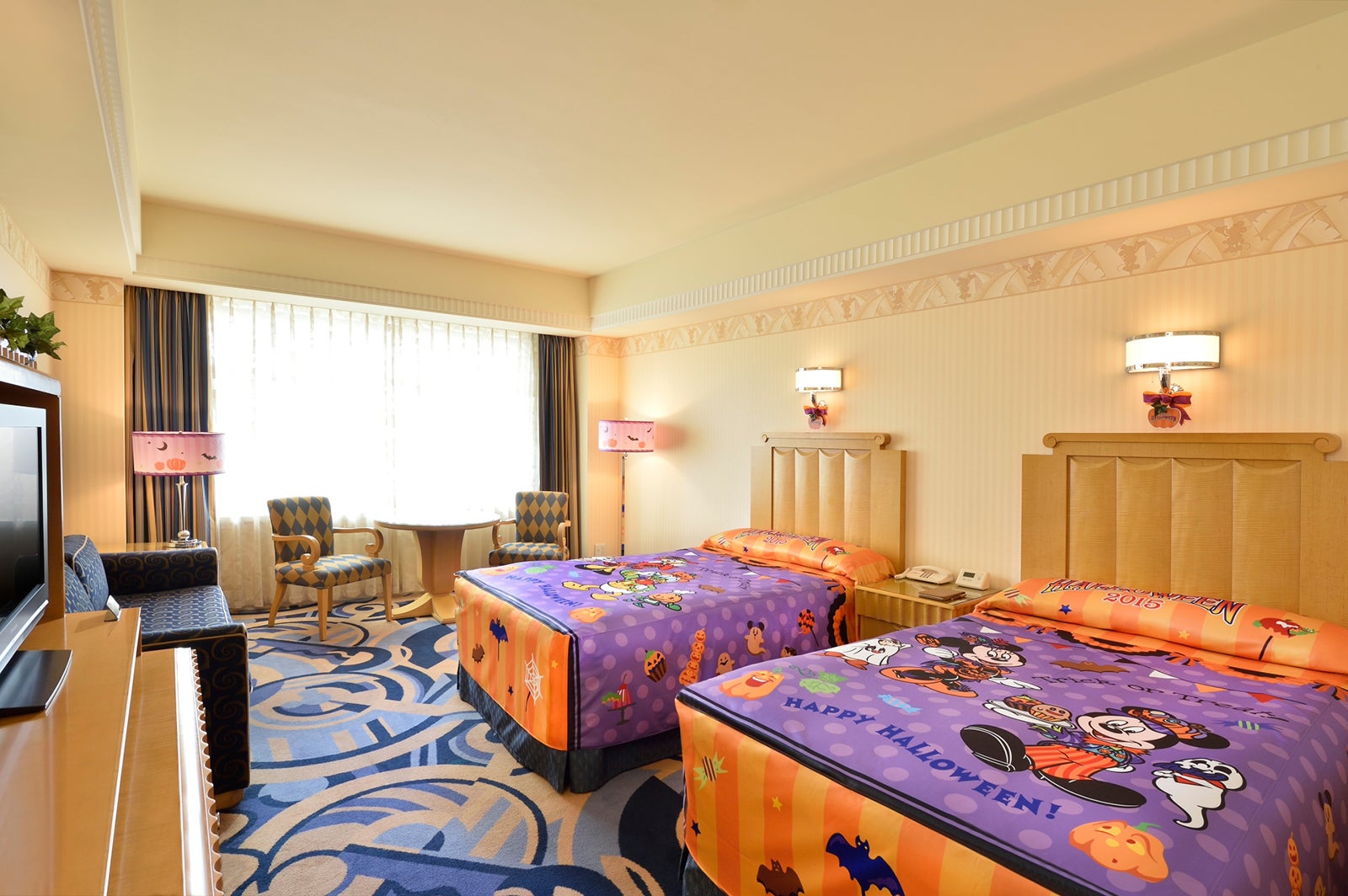 ディズニーアンバサダーホテル
「ディズニー・ハロウィーン」デコレーションの客室（C）Disney