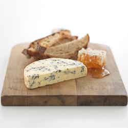 マヌカハニーをブルーチーズにつけてクラッカーと一緒にパクリ/画像提供:JTBワールドバケーションズ