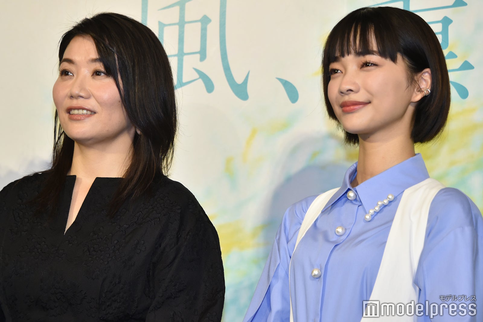 吉澤智子氏、見上愛（C）モデルプレス