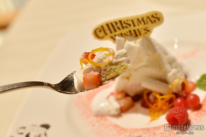 ミルクと苺のバシュラングラッセ　レモンフォームと共に