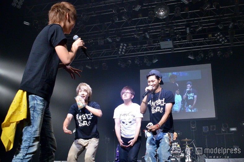 ライブ中パフォーマンスを繰り広げる「angry cats」