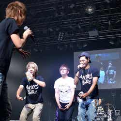 ライブ中パフォーマンスを繰り広げる「angry cats」