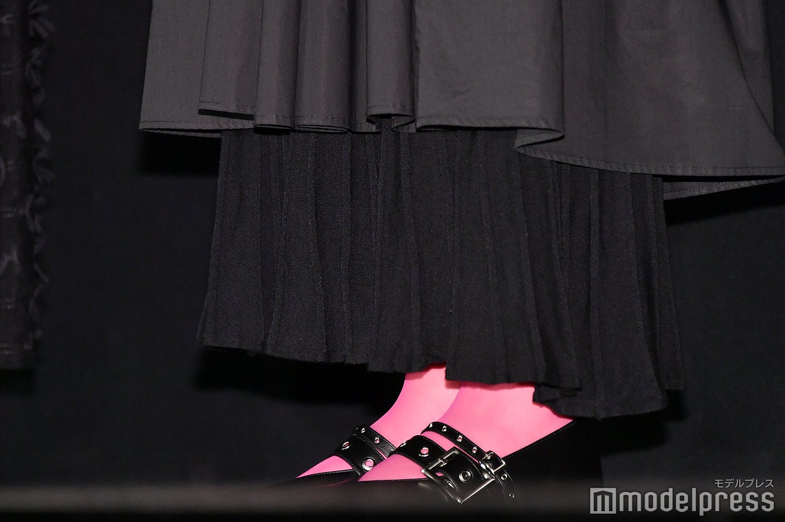 ピンクタイツでメリハリ／モトーラ世理奈の足元 （C）モデルプレス