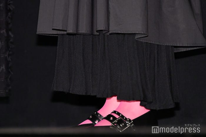 ピンクタイツでメリハリ/モトーラ世理奈の足元 (C)モデルプレス