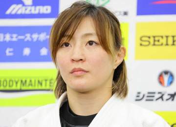 「ほぼ女優さん」「どんどん綺麗に」電撃引退から4カ月、33歳美人アスリートの雰囲気激変バカンス姿に驚き「髪伸びましたね」「眼鏡姿も素敵」