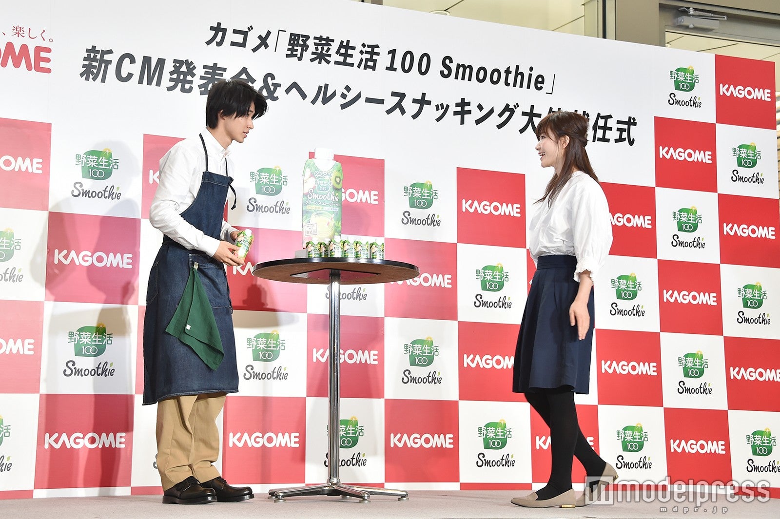 サンプリング実演を行う山崎賢人（C）モデルプレス