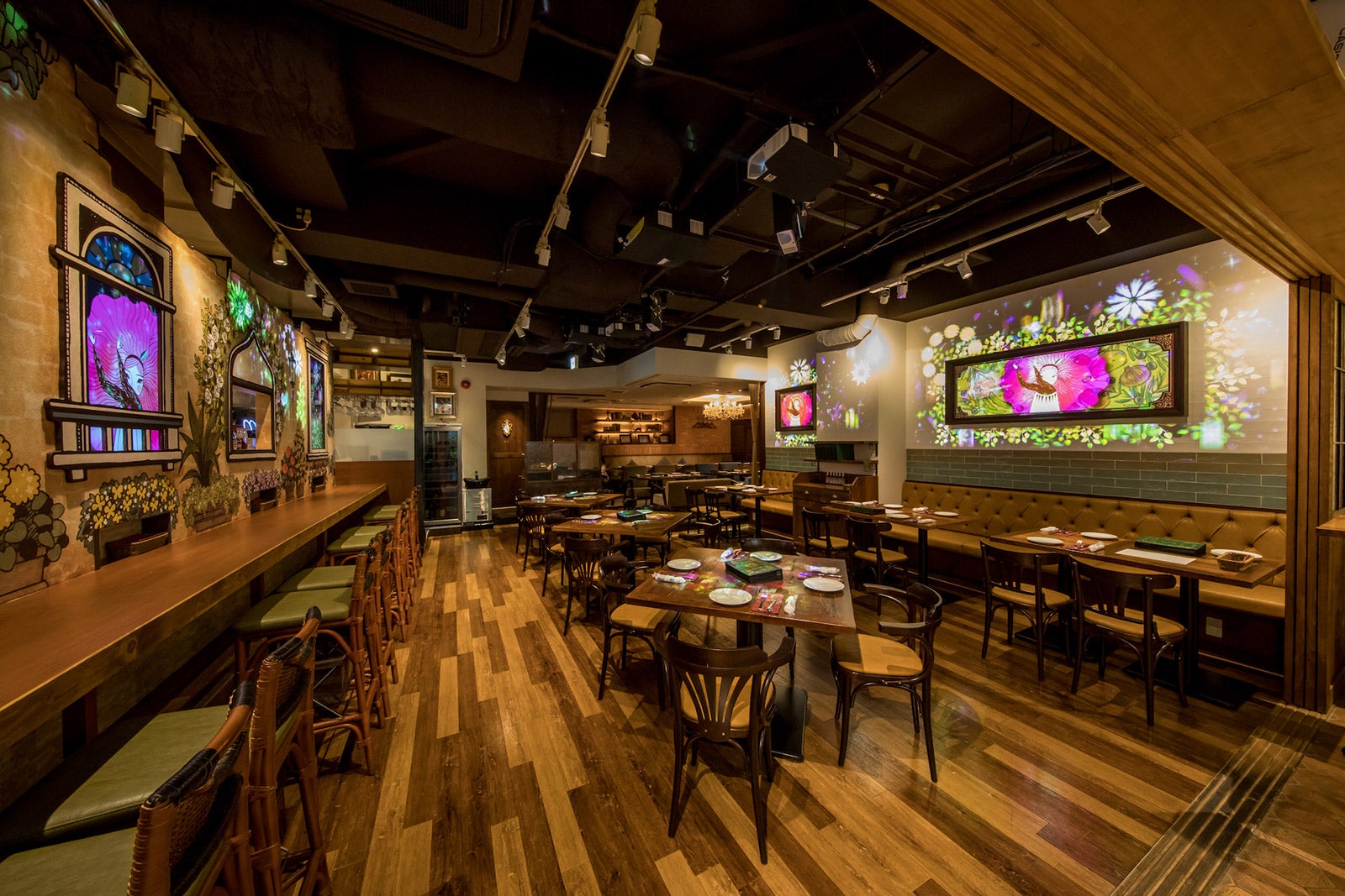 店内／画像提供：三信商事株式会社