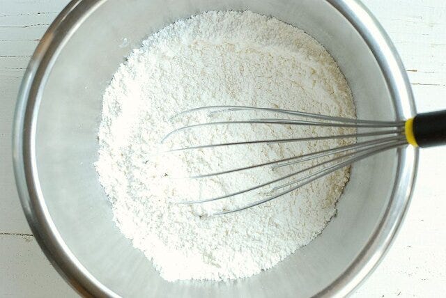 ボウルにホットケーキミックスを入れ、泡立て器でぐるぐる混ぜる。