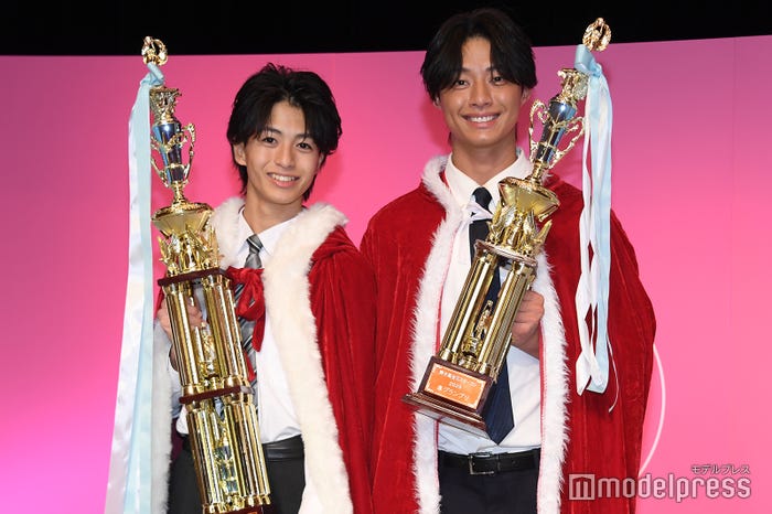 「男子高生ミスターコン2025」グランプリ・楢崎悠亮くん、準グランプリ・榎田一王くん(C)モデルプレス