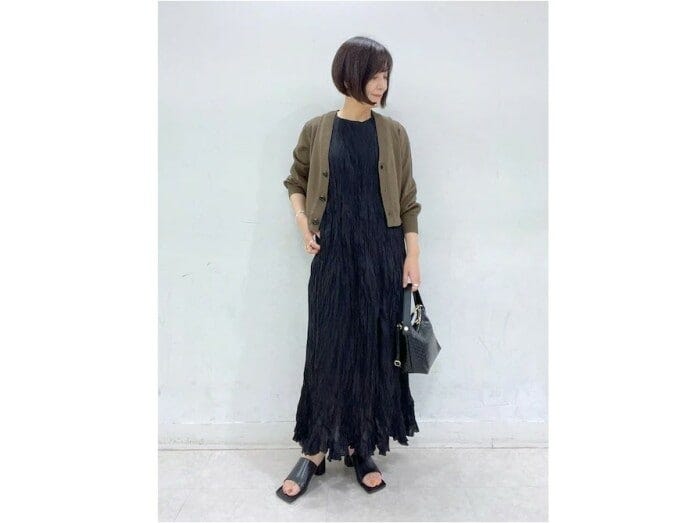 もともとシワ加工の入ったおしゃれアイテムは長時間の移動でもストレスフリー　出典：WEAR