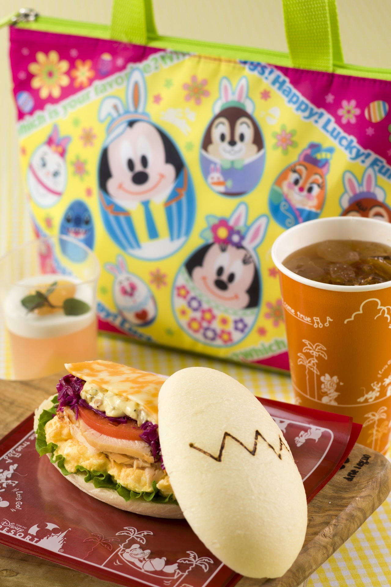 「スウィートハート・カフェ」スペシャルセット、スーベニアランチケース付き1860円（C）Disney