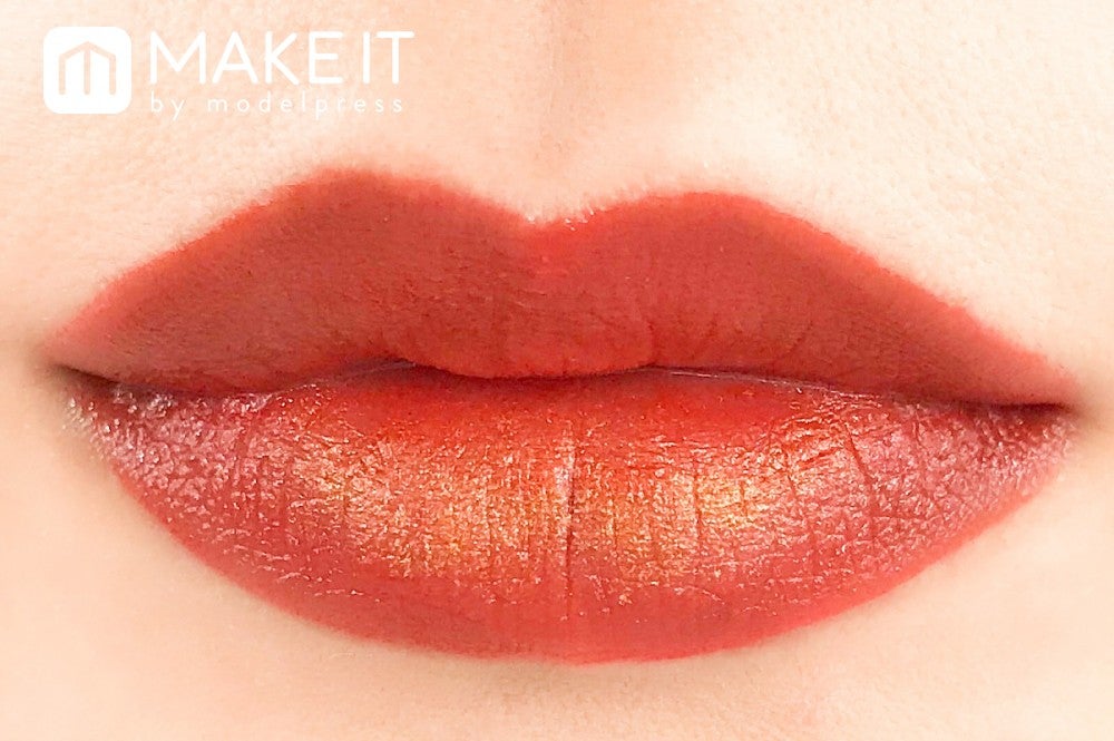 shu uemura／マジックメタリック リップ ライナー／ゴールド ワオを唇の中心に重ねて使用 (C)メイクイット