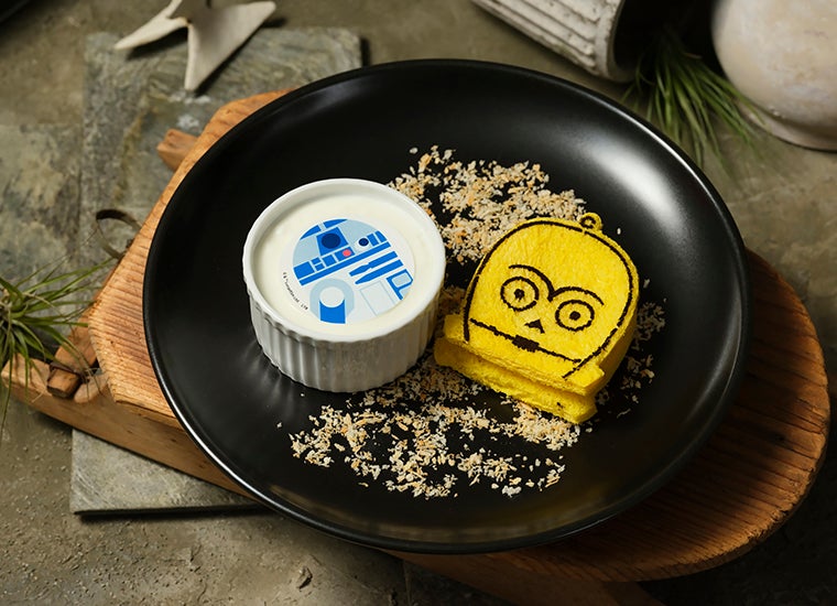 ＜R2-D2＆C-3PO＞フルーツヨーグルト＆ブレッド税込1,790円（C）＆ TM Lucasfilm Ltd．