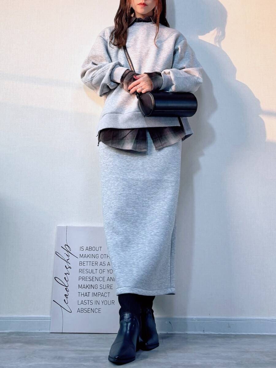 GUシリンダーバッグ　ブラックと、グレーのスウェットセットアップ