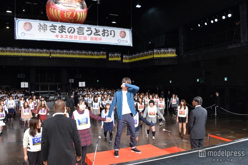 ファンと「だるまさんが転んだ」をする福士蒼汰