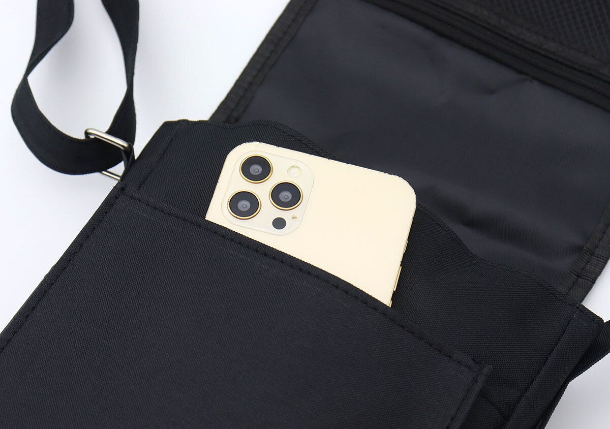 バッグの内側前面の立体ポケットにスマートフォンが入っている写真 バッグの内側前面の立体ポケットにスマートフォンが入っている写真