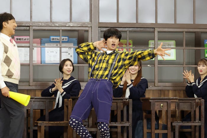 飯塚悟志、玉井詩織、向井康二、佐々木彩夏、高城れに(C)フジテレビ