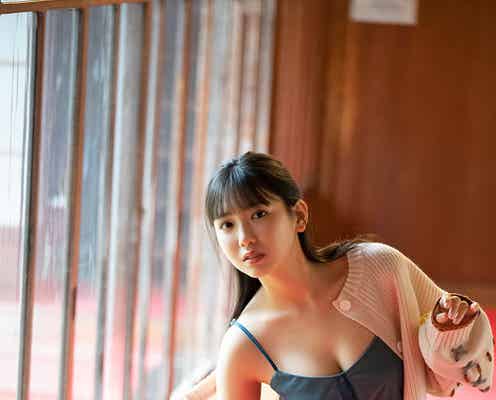 沢口愛華、SEXY美谷間披露 歴史ある建物で美しさ際立つ