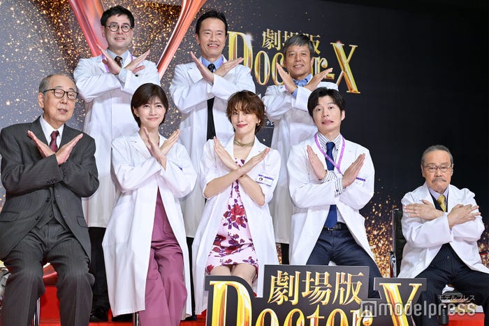 (前列左から)岸部一徳、内田有紀、米倉涼子、田中圭、西田敏行(後列左から)鈴木浩介、遠藤憲一、勝村政信(C)モデルプレス