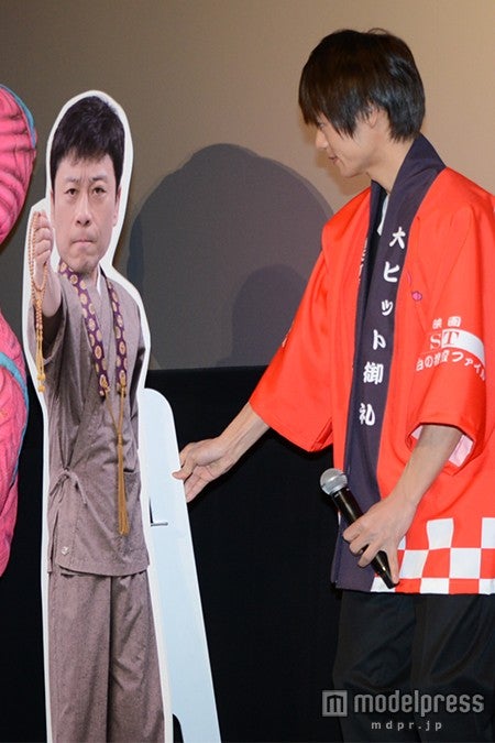 三宅弘城のパネルを寄せる窪田正孝