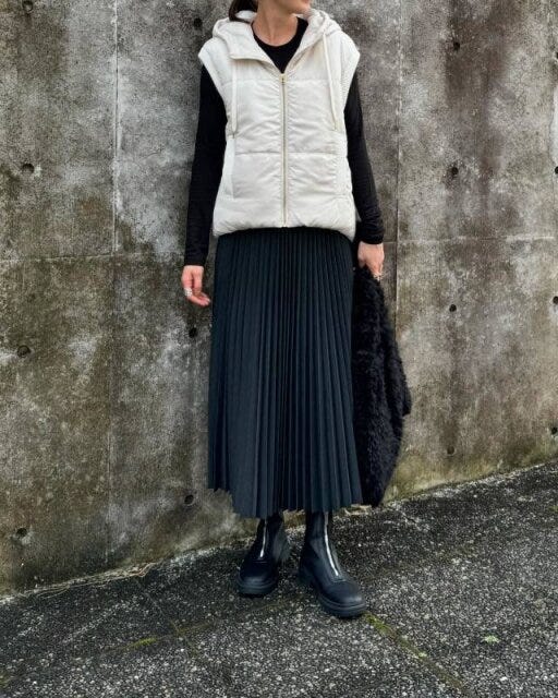 プリーツスカートで女性らしさをプラス 2024秋冬レディースダウンプリーツスカートコーデ