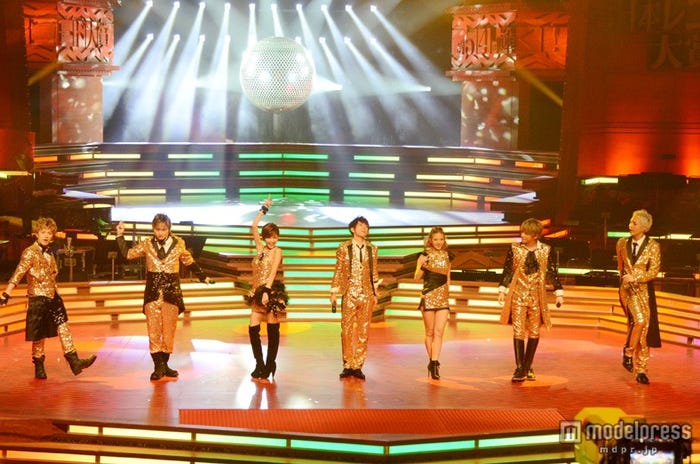 「777~We can sing a song!~」を披露したAAA