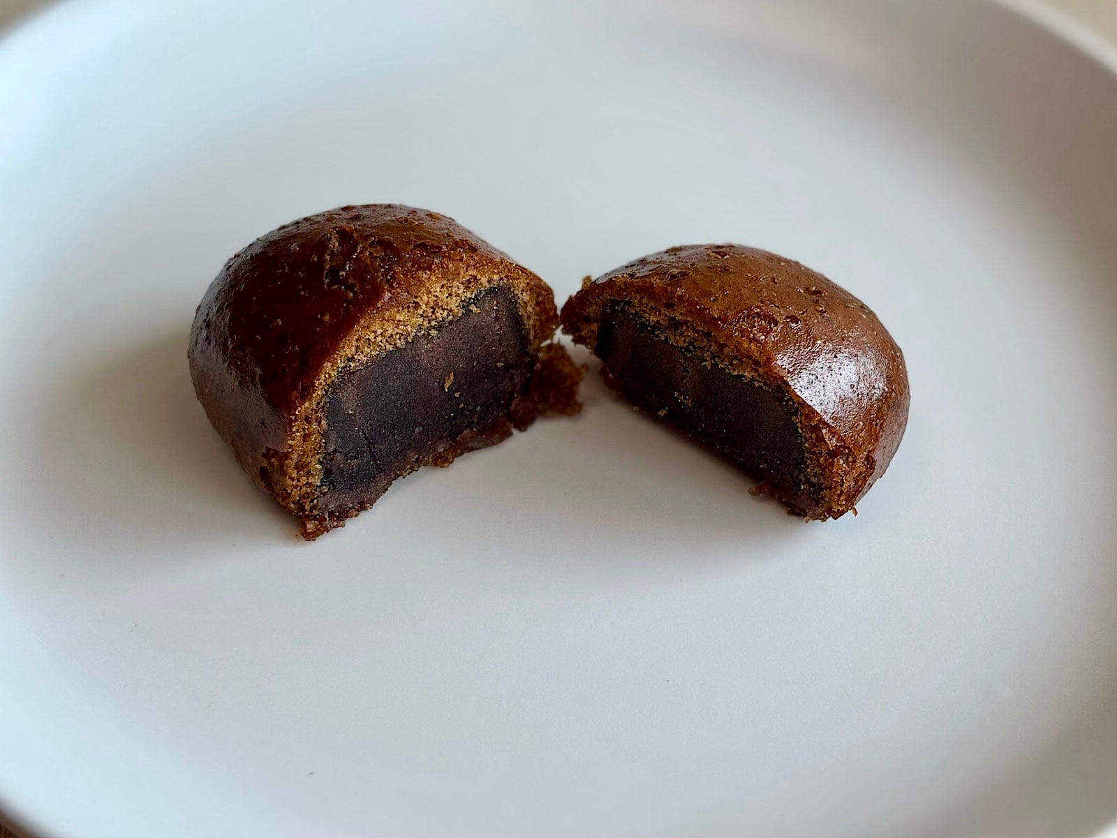 カリッとした食感がクセになる! しっとりしたこしあんとの相性抜群です