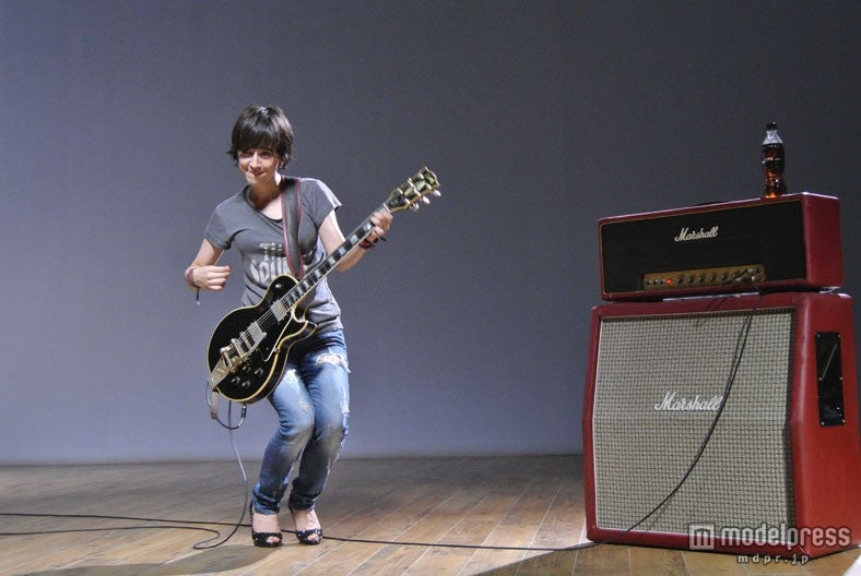 滝川クリステル／「コカ・コーラ ゼロ」新CM「Rock‘n’Roll Newscaster」篇メイキングショット