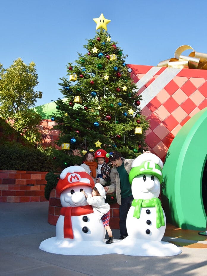 マリオ＆ルイージをイメージした雪だるまが入口にあります