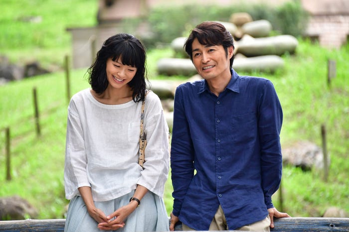 榮倉奈々、安田顕(C)2017「家に帰ると妻が必ず死んだふりをしています。」製作委員会