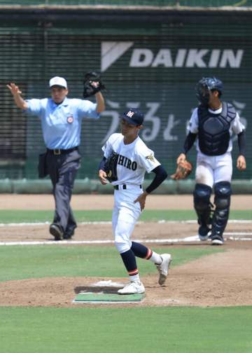 兵庫大会 社のエースが緊急降板→おんぶされベンチへ引き揚げる クーリングタイム明けに左足痛めたか スタンドがざわつく