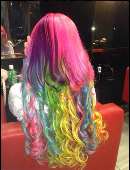 6色メッシュが入った昨年6月のヘアスタイル/はるたむTwitterより