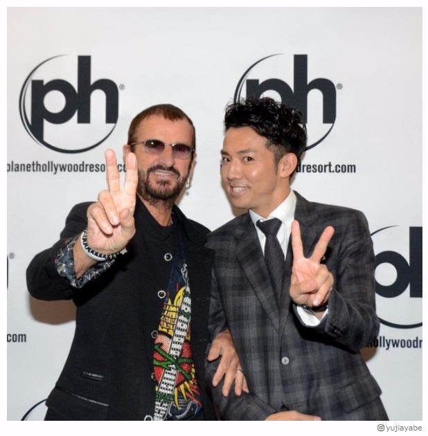 ピース綾部祐二、大物スターとの2ショット再び　元ビートルズのリンゴ・スターと腕組みピース