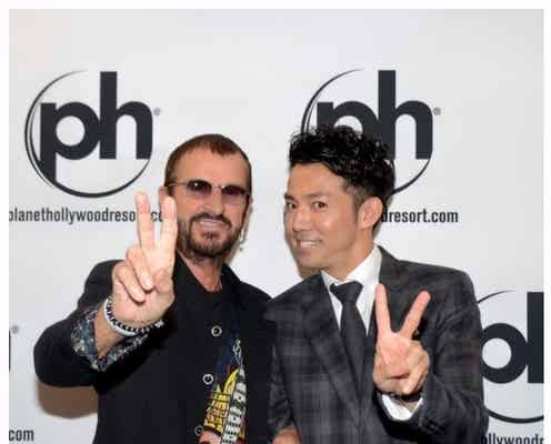 ピース綾部祐二、大物スターとの2ショット再び 元ビートルズのリンゴ・スターと腕組みピース