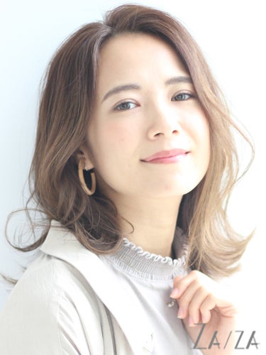 強めのパーマで作る大人のミディアムヘア 40代女性の魅力を引き出す髪型って モデルプレス 強めのパーマで作る大人のミディアムヘア 40代女性の魅力を引き出す髪型って モデルプレス