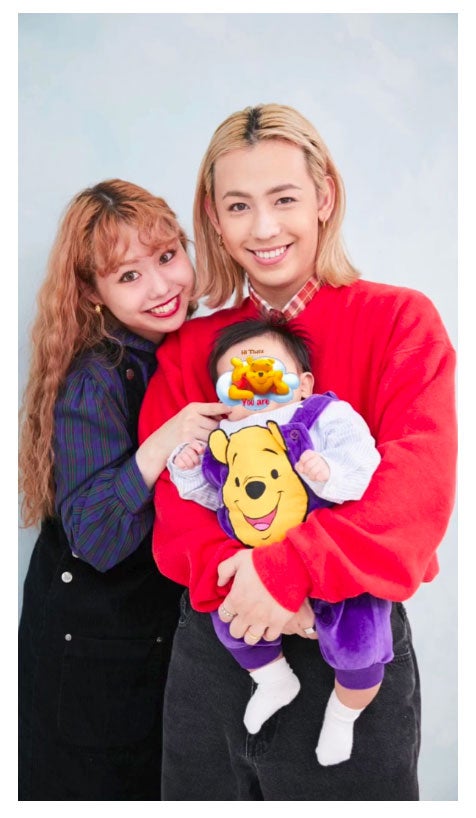 プーさんのお洋服を着たリンクくんとの家族ショット／ぺこオフィシャルブログ（Ameba）より