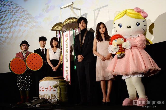 (左より)増田セバスチャン監督、藤井隆、有村架純、松坂桃李、板野友美、くるみ割りキティ