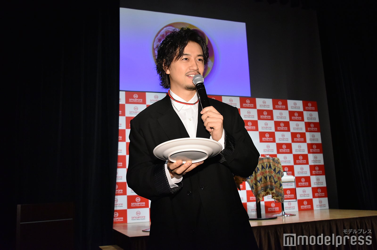 報道陣のもとへ歩み寄る斎藤工（C）モデルプレス