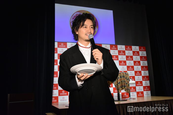 報道陣のもとへ歩み寄る斎藤工(C)モデルプレス