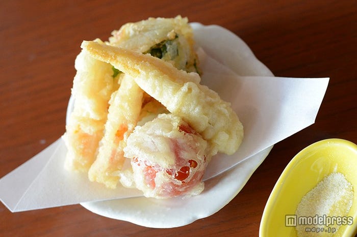 天麩羅(蟹、ヤングコーン、ミニトマト、大葉のかき揚げ)